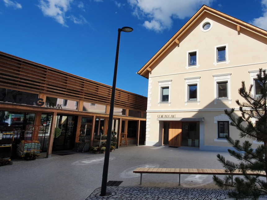Gemeindeamt und Nahversorger im Dorfzentrum in Arriach
