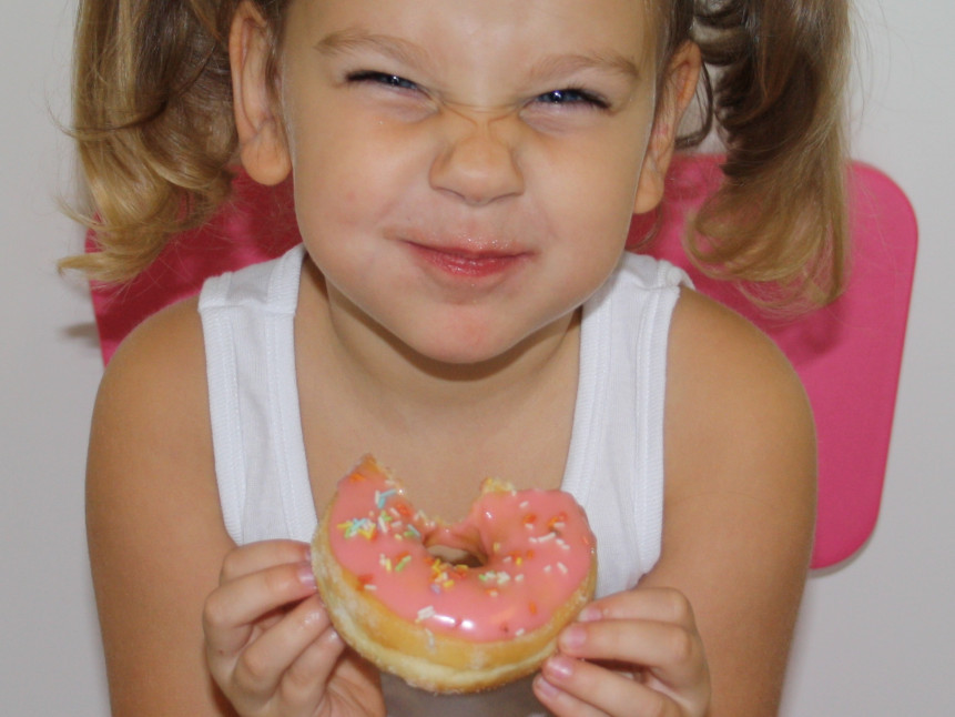 Mädchen hält einen Donut