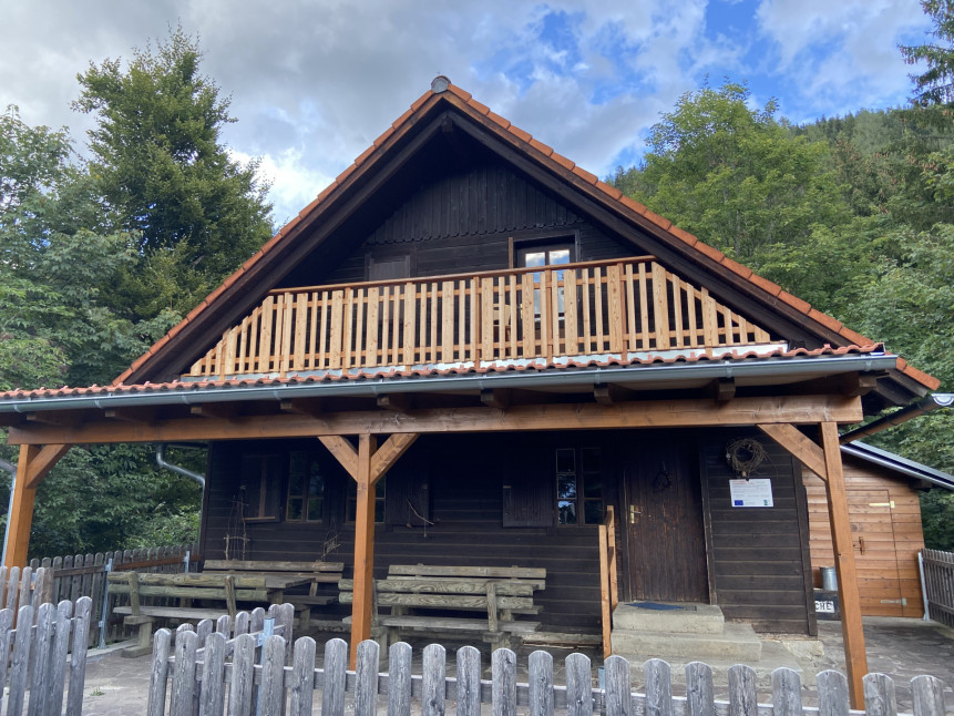 Ortenfelshütte oberhalb von Treffen am Ossiacher See