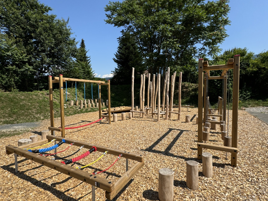 Der neu gestaltete Motorikpark in Feistritz Drau wurde mit nachhaltigen Geräten aus Holz gefertigt und in natürlicher Umgebung eingebettet.