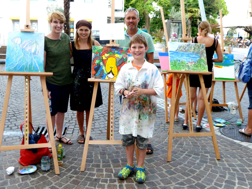 Kind steht vor Kunstwerken