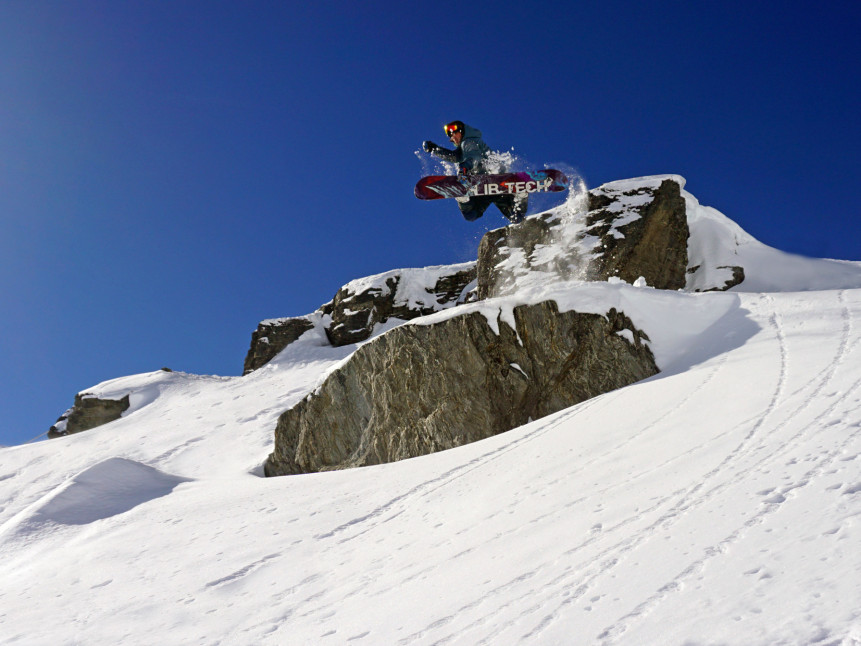 Person fährt mit einem Snowboard