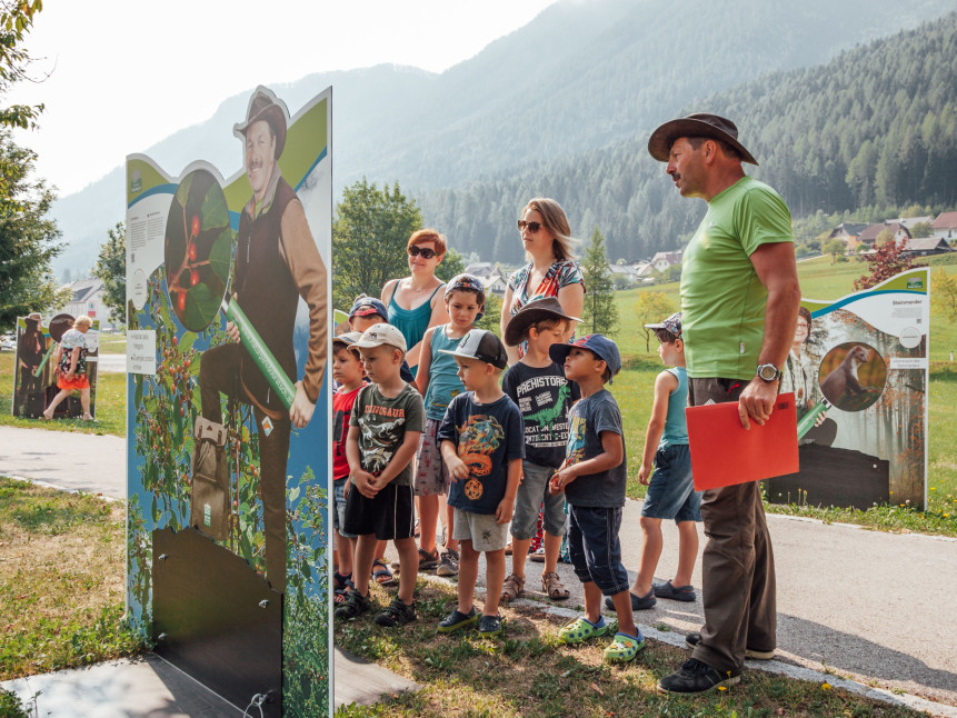 Naturpark-Ranger erklärt Kindern die Wanderausstellung vom Naturpark
