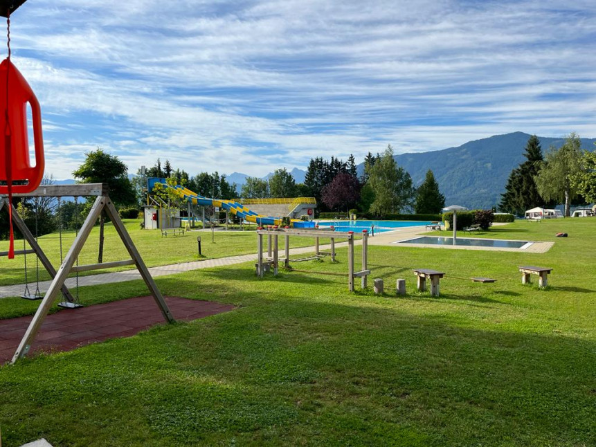 Bewegungsgeräte und Schwimmbecken mit Rutsche auf Wiese
