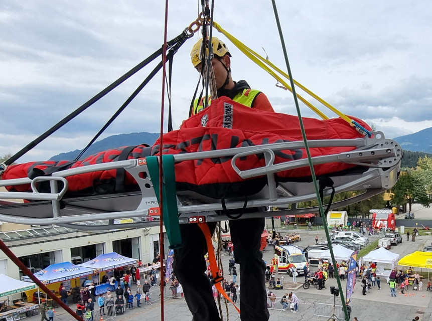 Mann hält Rettungstrage