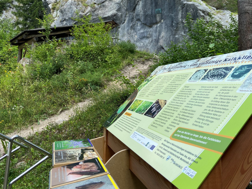 Informationstafel und drehbare Würfelstation am Kanzianiberg