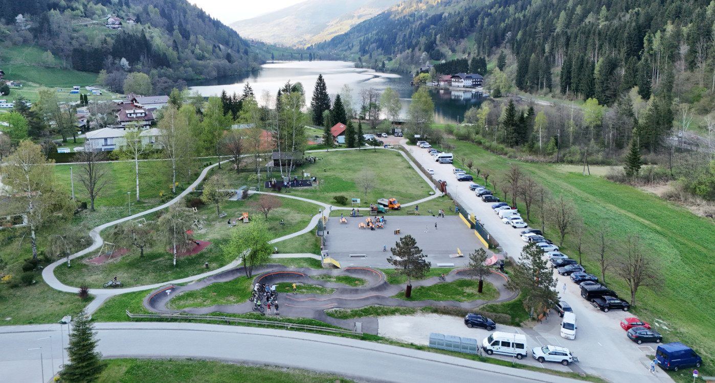 Der generationenübergreifende Bewegungspark Seepark Afritzer See von oben mit Blick auf den Afritzer See