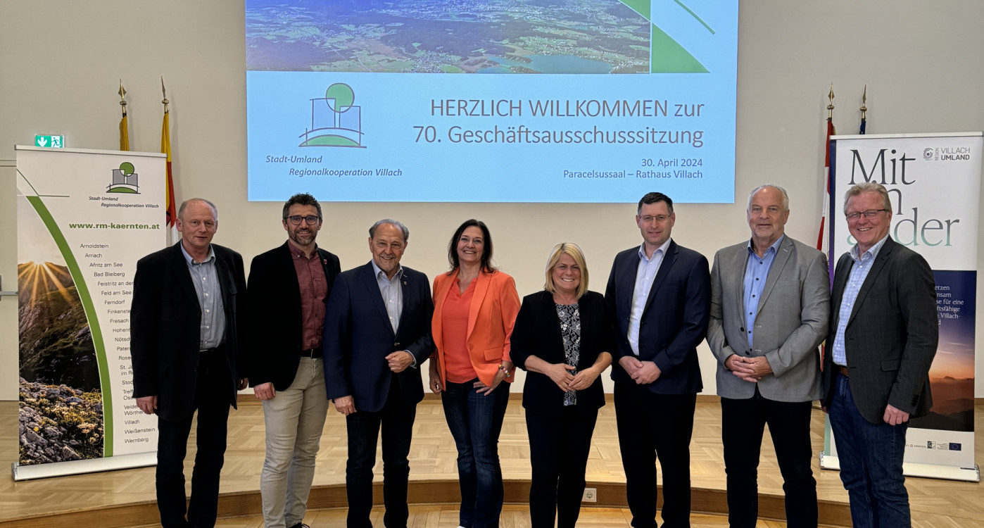 Geschäftsausschussmitglieder von links nach rechts: Bgm. Hans Jörg Kerschbaumer, Bgm. Manuel Müller, Bgm. Josef Haller, LAG- und Regionalmanagerin Melanie Köfeler, Vzbgm.in Mag.a Gerda Sandriesser, Bgm. Dipl.-HLFL-Ing. Alfred Altersberger, Bgm. Franz Richau, Bgm. Ing. Reinhard Antolitsch