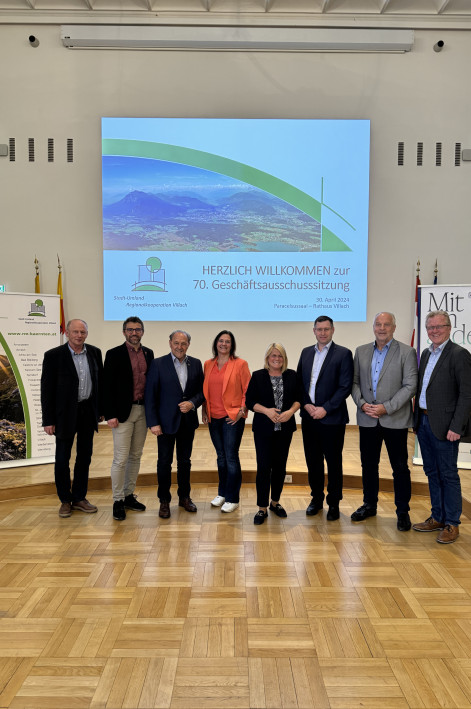 Geschäftsausschussmitglieder von links nach rechts: Bgm. Hans Jörg Kerschbaumer, Bgm. Manuel Müller, Bgm. Josef Haller, LAG- und Regionalmanagerin Melanie Köfeler, Vzbgm.in Mag.a Gerda Sandriesser, Bgm. Dipl.-HLFL-Ing. Alfred Altersberger, Bgm. Franz Richau, Bgm. Ing. Reinhard Antolitsch Geschäftsausschussmitglieder von links nach rechts: Bgm. Hans Jörg Kerschbaumer, Bgm. Manuel Müller, Bgm. Josef Haller, LAG- und Regionalmanagerin Melanie Köfeler, Vzbgm.in Mag.a Gerda Sandriesser, Bgm. Dipl.-HLFL-Ing. Alfred Altersberger, Bgm. Franz Richau, Bgm. Ing. Reinhard Antolitsch