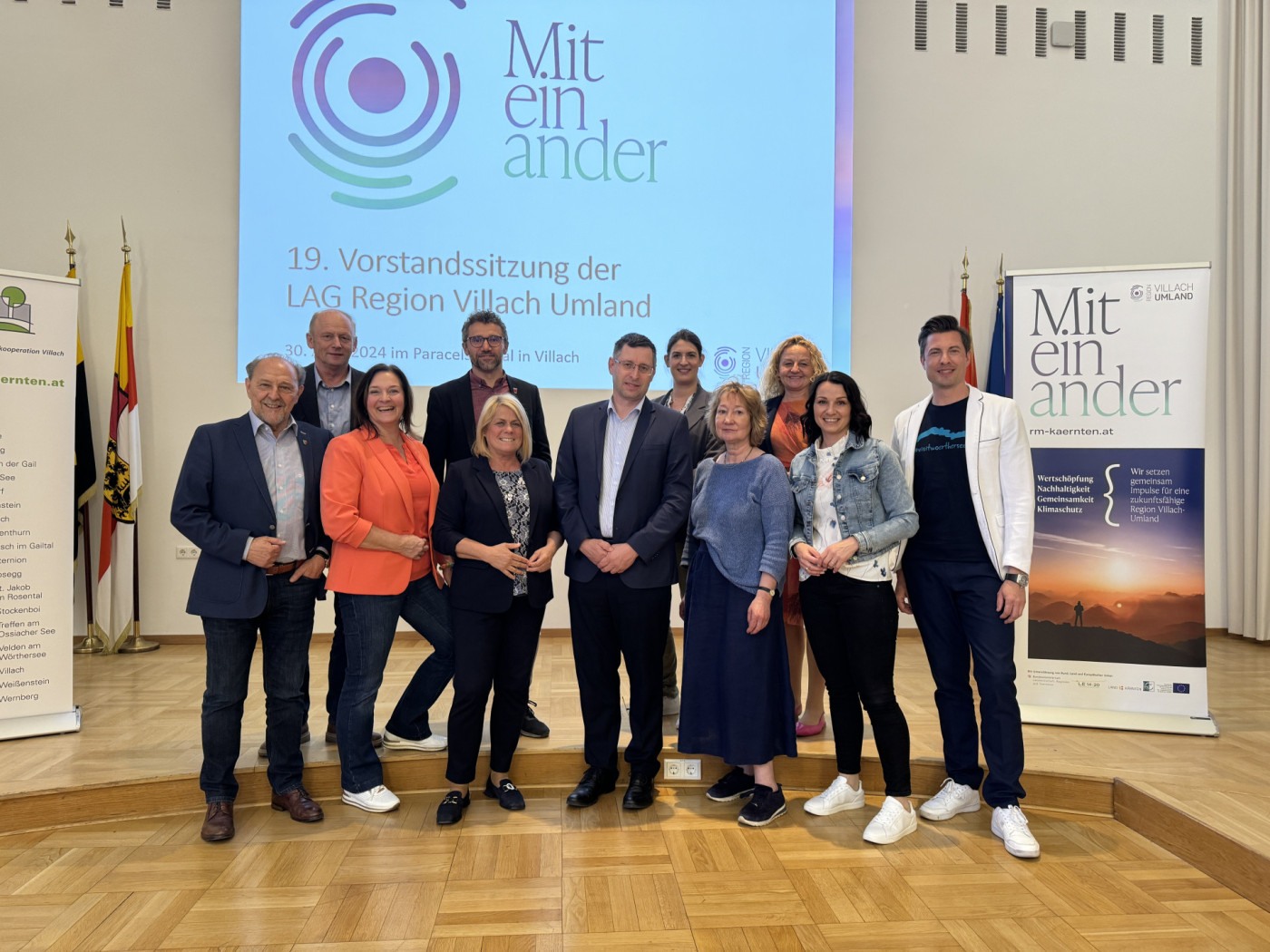 Vorstandsmitglieder von links nach rechts in der ersten Reihe Bgm. Josef Haller, LAG- und Regionalmanagerin Melanie Köfeler, Vzbgm.in Mag.a Gerda Sandriesser, Bgm. Dipl.-HLFL-Ing. Alfred Altersberger, Mag.a Birgit Kassl, LAbg. Stefanie Ofner, Hannes Markowitz sowie in der zweiten Reihe von links nach rechts Bgm. Hans Jörg Kerschbaumer, Bgm. Manuel Müller, Mag.a Julia Wiederschwinger, Dr.in Julia Klatil