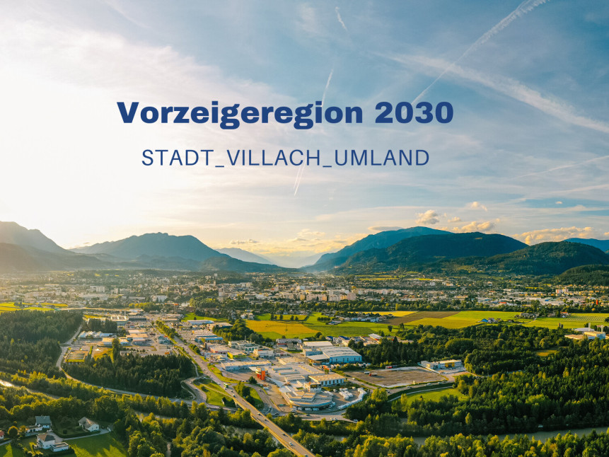 Landschaftsaufnahme mit Blick auf die Stadt Villach im Vordergrund Betriebsgelände der infineon im Hintergrund die umliegenden Berge