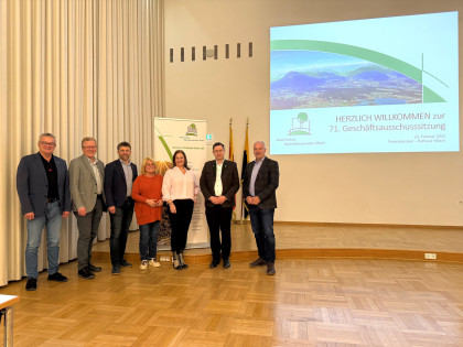 Geschäftsausschussmitglieder von links nach rechts: Bgm. Harald Haberle, Bgm. Ing. Reinhard Antolitsch, Hans Jörg Kerschbaumer, Bgm. Manuel Müller, Bgm. Josef Haller, LAG- und Regionalmanagerin Melanie Köfeler, Vzbgm.in Mag.a Gerda Sandriesser, Bgm. Dipl.-HLFL-Ing. Alfred Altersberger, Bgm. Franz Richau,